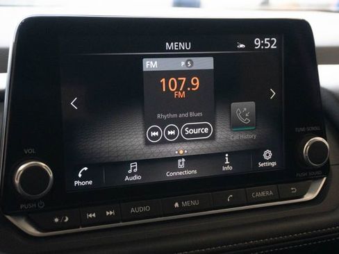 Used 2025 Nissan Rogue SV w/ SV Premium Package image 26