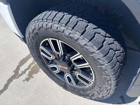 Used 2022 GMC Sierra 2500 AT4 w/ AT4 Preferred Package image 10
