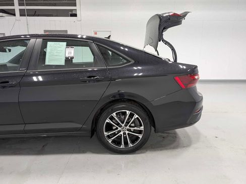 Used 2025 Volkswagen Jetta Sport image 11