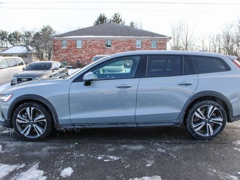 Used 2025 Volvo V60 B5 Cross Country Plus image 5