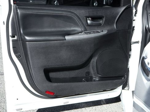 Used 2016 Toyota Sienna SE image 16