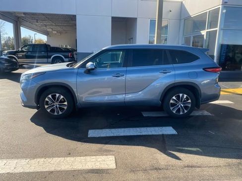 Used 2023 Toyota Highlander XLE image 6