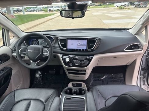 Used 2024 Chrysler Pacifica Touring-L FWD image 25