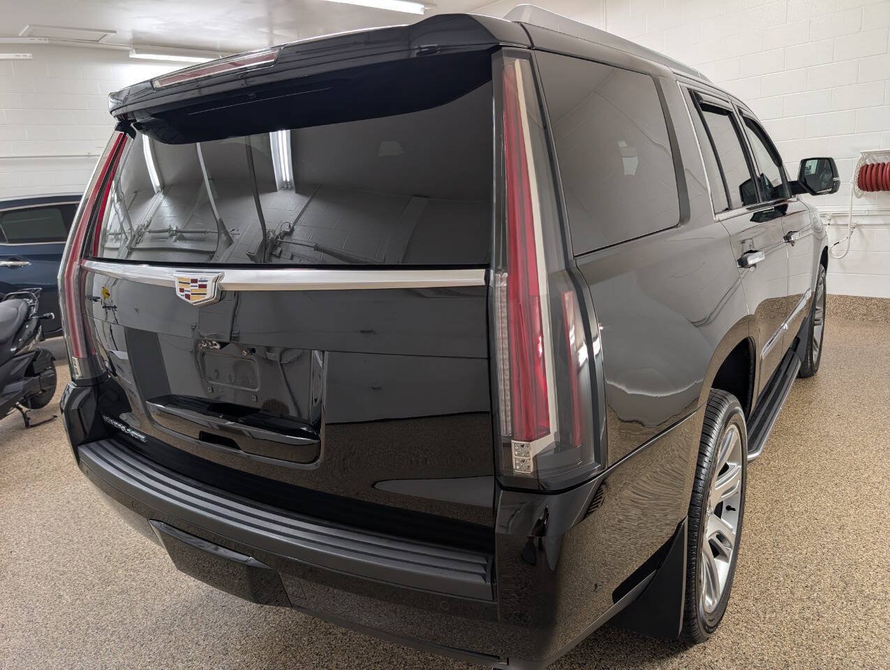 Used 2018 Cadillac Escalade Premium Luxury AWD/4WD image 4