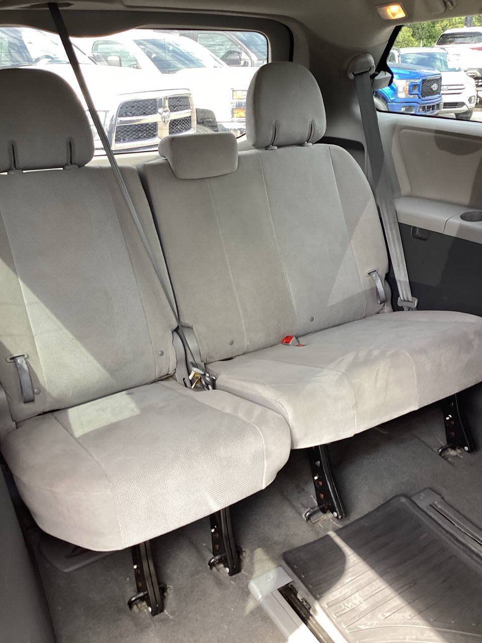 Used 2020 Toyota Sienna L FWD image 26