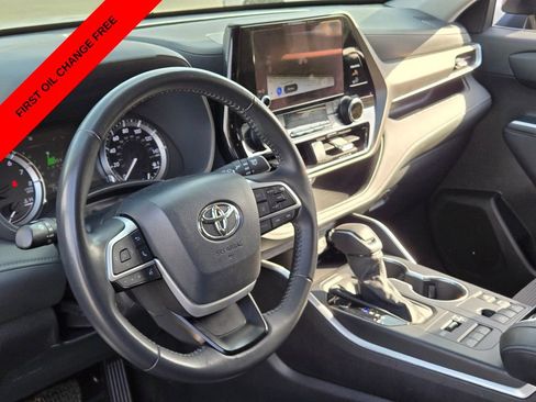 Used 2024 Toyota Highlander LE AWD/4WD image 11
