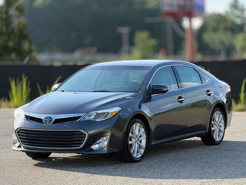 Used 2013 Toyota Avalon Limited w/ Technology Pkg FWD image 6