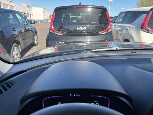 Used 2025 Kia Soul LX w/ LX Technology Package FWD image 32