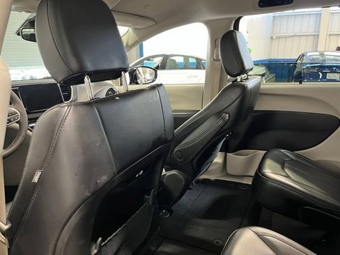Used 2024 Chrysler Pacifica Touring-L FWD image 18