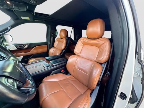 Used 2021 Lincoln Navigator Reserve w/ Luxury Package image 10
