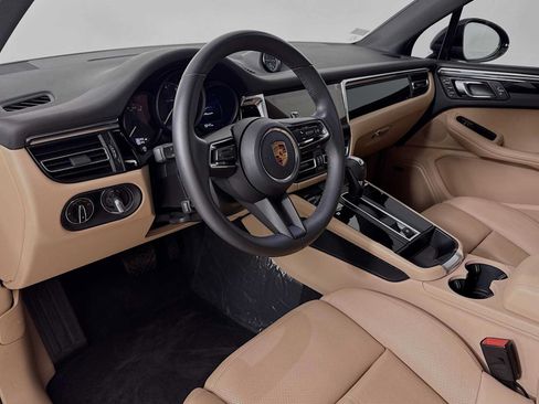 Certified 2026 Porsche Macan AWD/4WD image 4