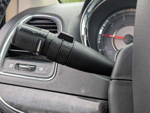 Used 2016 Chrysler Town & Country Touring-L FWD image 25