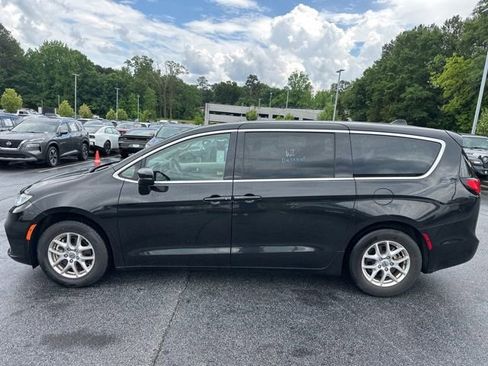 Used 2023 Chrysler Pacifica Touring-L FWD image 6