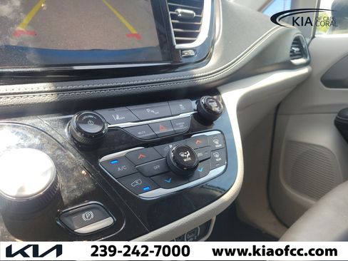 Used 2023 Chrysler Pacifica Touring-L FWD image 32