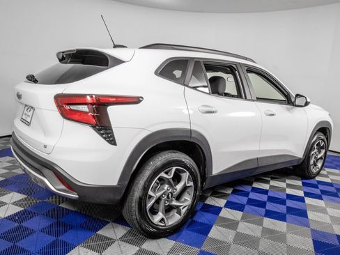 Used 2025 Chevrolet Trax LT FWD image 5