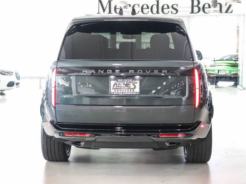 Used 2025 Land Rover Range Rover SE AWD/4WD image 3