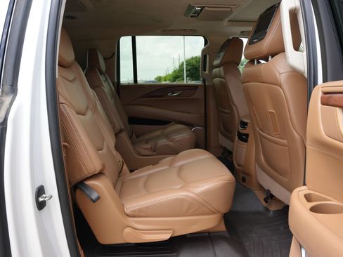 Used 2016 Cadillac Escalade ESV Platinum AWD/4WD image 18