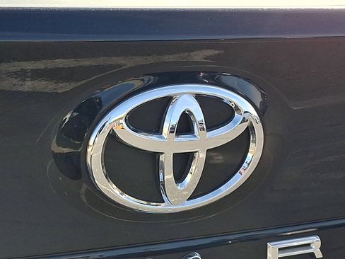 Used 2019 Toyota Camry XLE w/ Navigation Package image 34