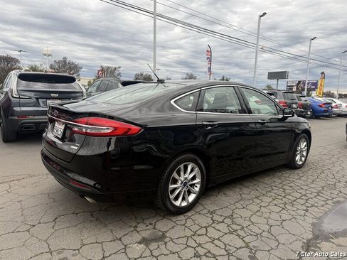 Used 2017 Ford Fusion SE w/ Fusion SE Technology Package FWD image 4