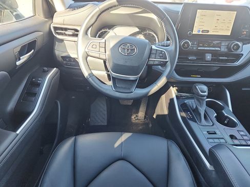 Used 2023 Toyota Highlander XLE AWD/4WD image 10