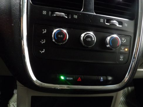 Used 2015 Dodge Grand Caravan American Value Package w/ UConnect Hands-Free Group FWD image 14