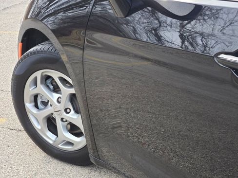 Used 2024 Chrysler Pacifica Limited image 16