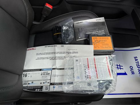 Used 2025 GMC Yukon Denali w/ Sun & Power Step Package image 44