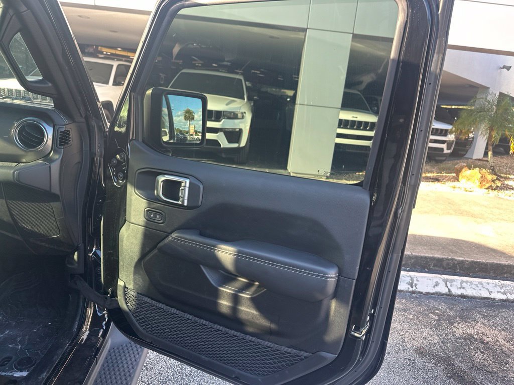 Used 2023 Jeep Wrangler Unlimited Sahara AWD/4WD image 23