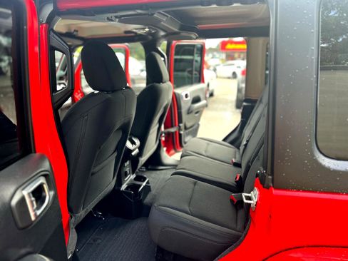 Used 2021 Jeep Wrangler Unlimited Sahara image 10