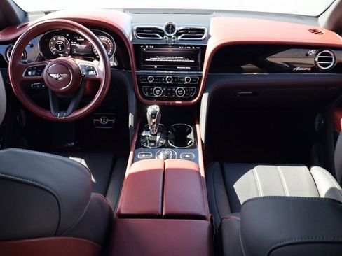 Used 2025 Bentley Bentayga image 5
