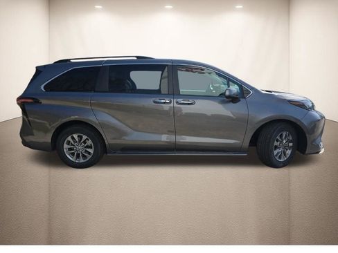 Used 2024 Toyota Sienna XLE image 2