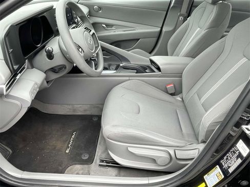 Used 2022 Hyundai Elantra SE image 14