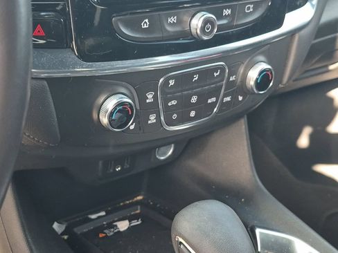 Used 2022 Chevrolet Traverse LT FWD image 9
