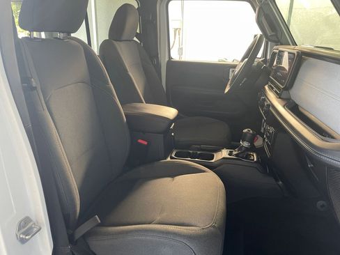 Used 2025 Jeep Wrangler Sahara image 35