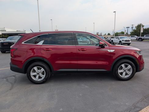Used 2022 Kia Sorento LX AWD/4WD image 2