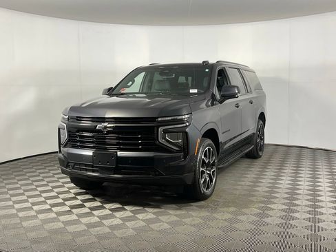 Used 2025 Chevrolet Suburban RST image 3