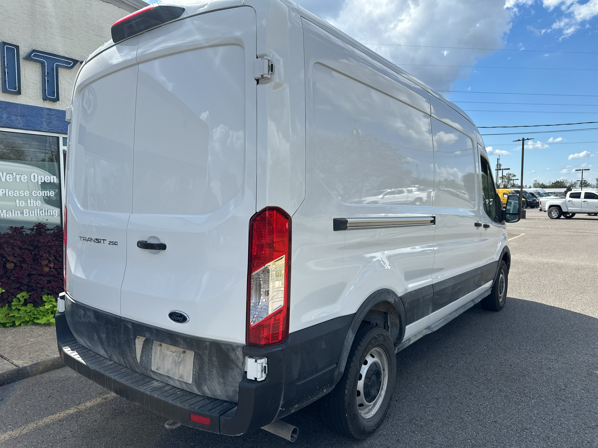 Used 2025 Ford Transit 250 148 Medium Roof RWD image 4