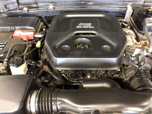 Used 2018 Jeep Wrangler Unlimited Sahara AWD/4WD image 29