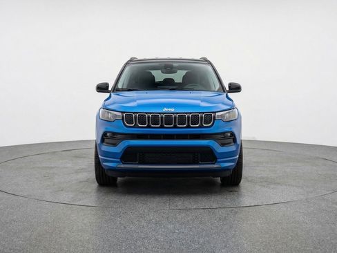 Used 2025 Jeep Compass Limited AWD/4WD image 2
