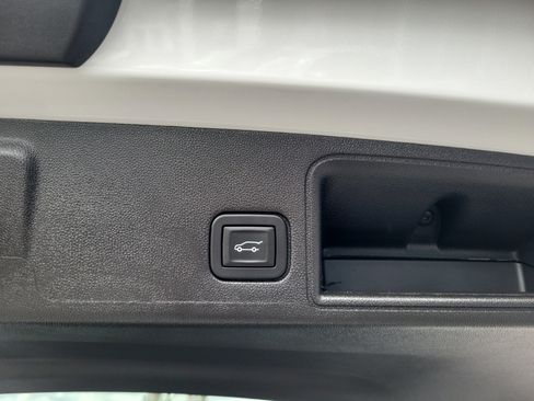 Used 2024 GMC Terrain SLE w/ Driver Convenience Package FWD image 17