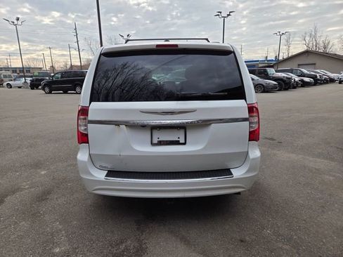 Used 2014 Chrysler Town & Country Touring w/ Driver Convenience Group image 5