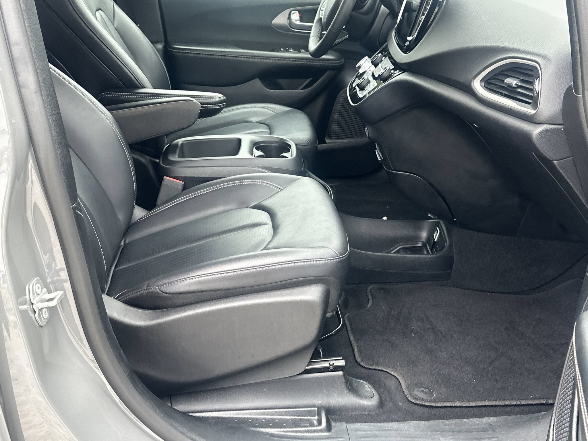 Used 2025 Chrysler Pacifica Select FWD image 13
