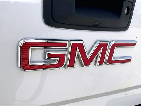 Used 2019 GMC Sierra 2500 Denali w/ Duramax Plus Package AWD/4WD image 30