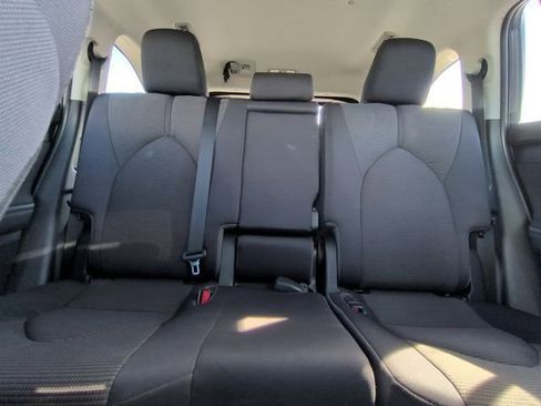 Used 2023 Toyota Highlander LE image 5