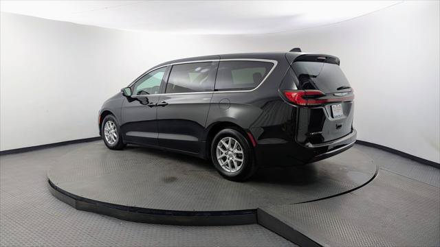 Used 2023 Chrysler Pacifica Touring-L FWD image 6