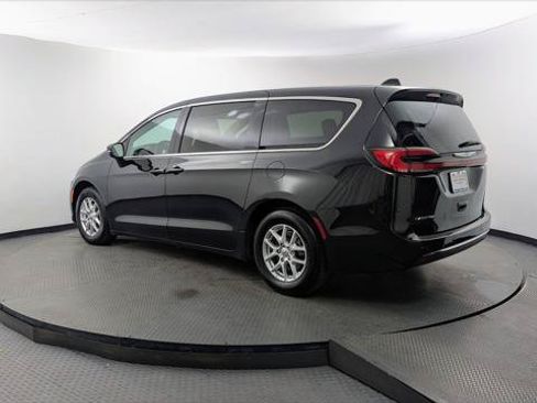 Used 2023 Chrysler Pacifica Touring-L FWD image 6