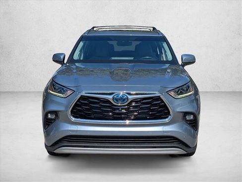 Used 2021 Toyota Highlander Platinum image 2