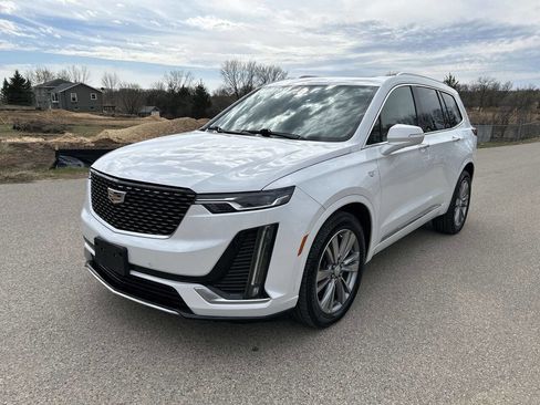 Used 2023 Cadillac XT6 Premium Luxury image 2