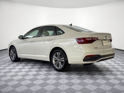 Used 2024 Volkswagen Jetta SE w/ Panoramic Sunroof Package FWD image 3