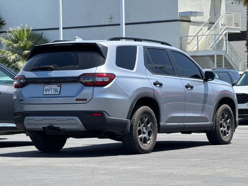 Used 2025 Honda Pilot TrailSport image 3